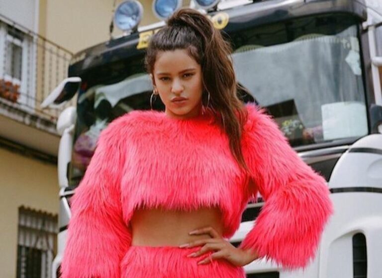 Las claves del estilo de Rosalía en la cápsula para Pull&Bear Las claves del estilo de Rosalía en la cápsula para Pull&Bear