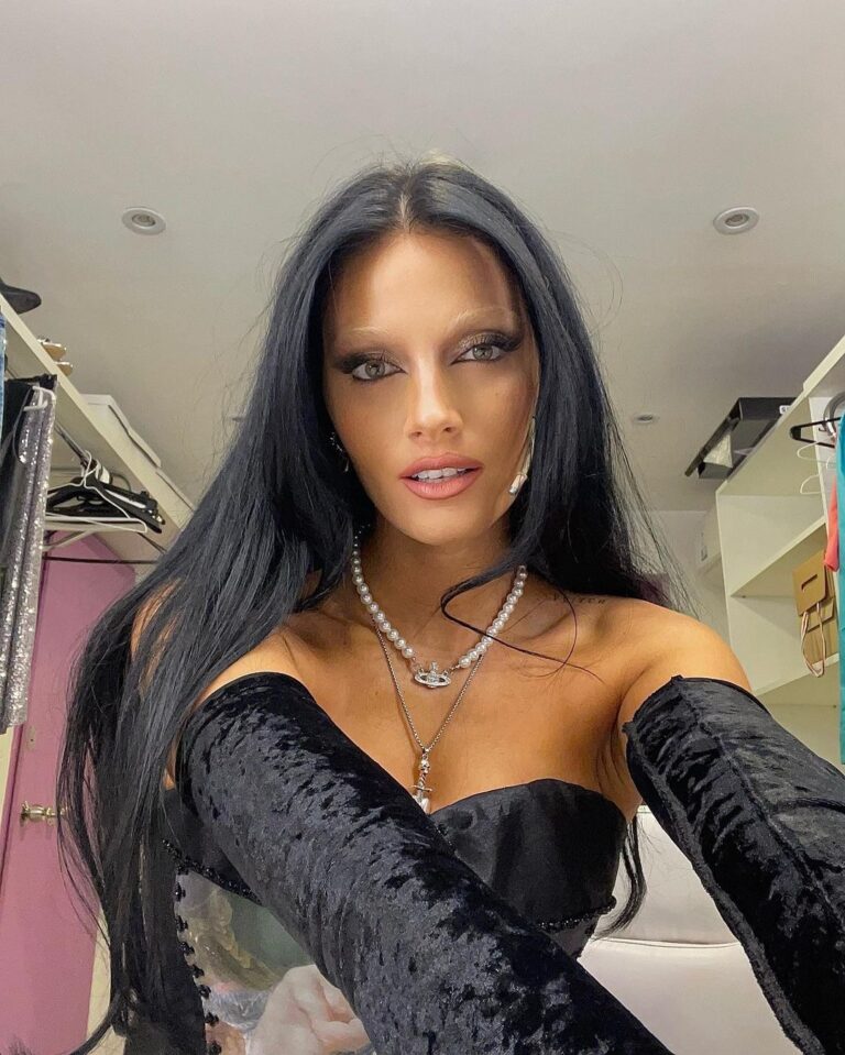 LB TRENDS: TODO LO QUE QUIEREN LOS CENTENNIALS ES EL COLLAR DE PERLAS DE VIVIENNE WESTWOOD