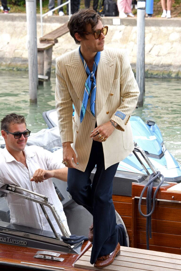 HARRY STYLES VISTE DE GUCCI PARA PROMOCIONAR SU NUEVA PELÍCULA EN VENECIA